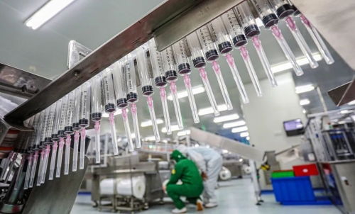 威高工廠(chǎng)插上數(shù)字翅膀 火炬高技術(shù)產(chǎn)業(yè)開(kāi)發(fā)區(qū)實(shí)現(xiàn)生產(chǎn)全掌控，一屏覽車(chē)間